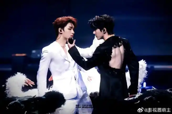 时代少年团今天换妆造了##马嘉祺丁程鑫的背看起来很好搓##时代少年