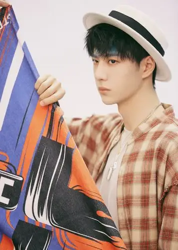 王一博黄色格子衬衣帅气写真图片