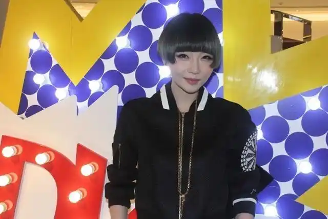 高晓松前妻身材纤细,气质短发配一身黑,和年轻女孩魅力没差距