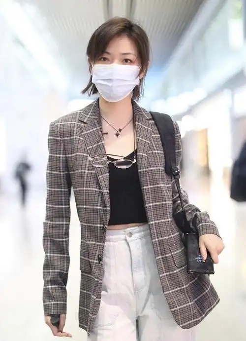 万茜机场造型,一身休闲风搭配,率性时髦