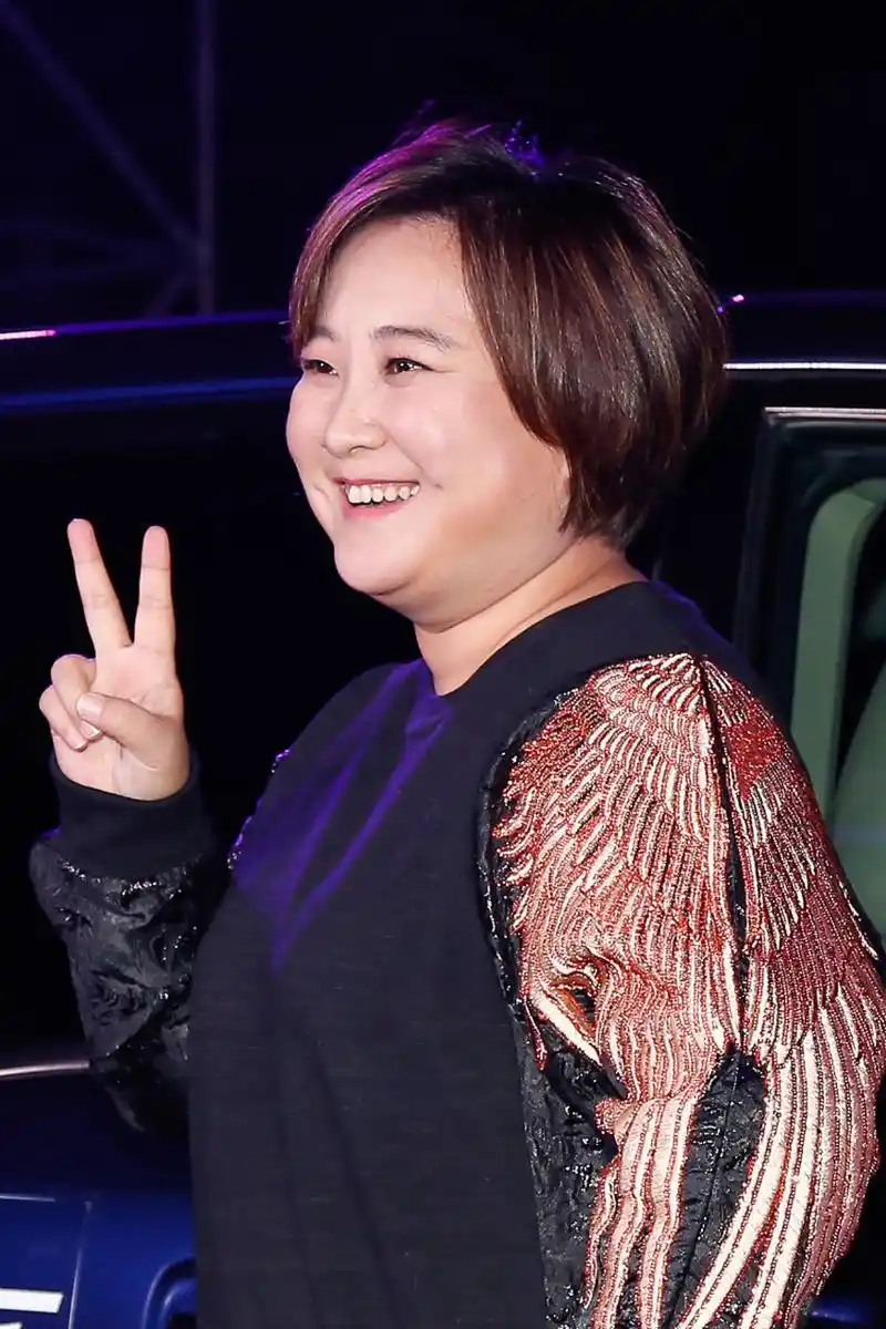 贾玲,在成名并积累一定财富之后,没有忘记姐姐贾丹当年的牺牲与支持.