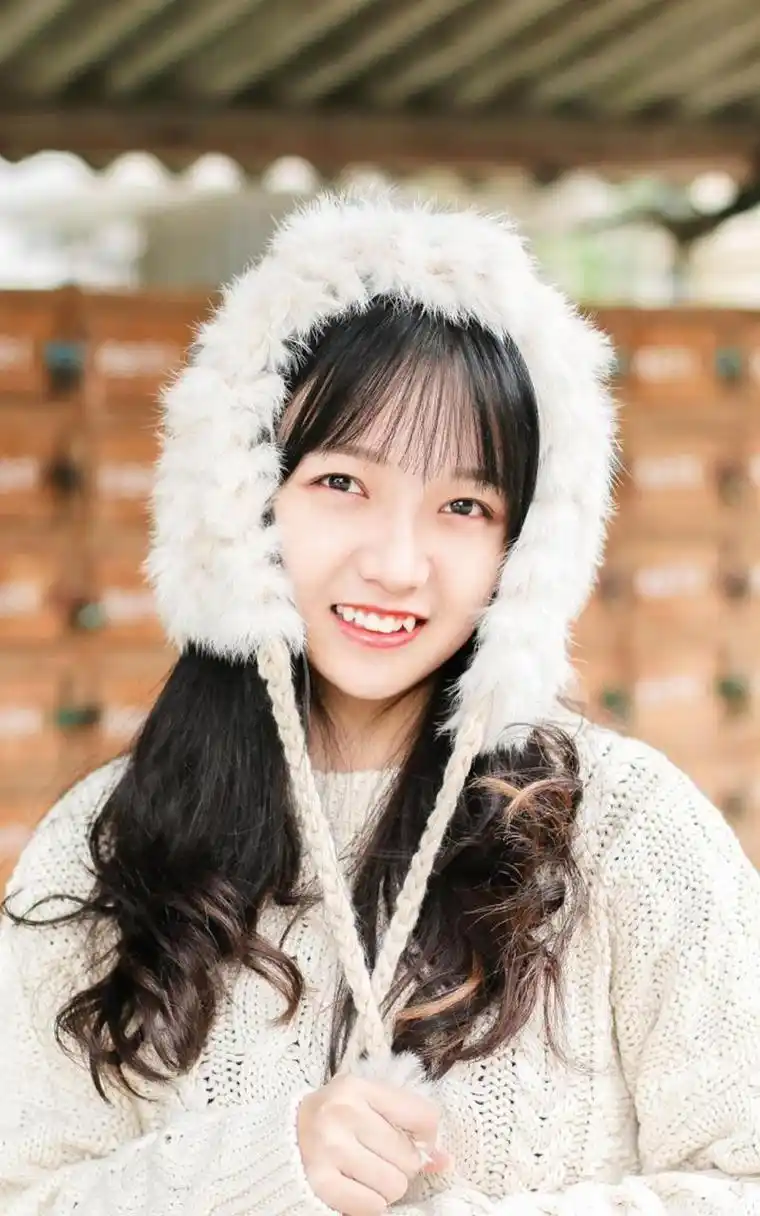 大眼睛,小虎牙,圆脸蛋,长头发,这样的可爱女孩你喜欢吗?