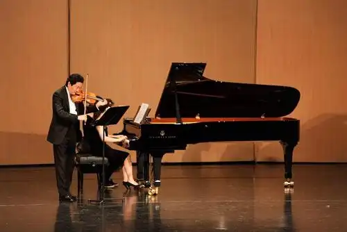 吕思清小提琴独奏音乐会在泰州大剧院举行