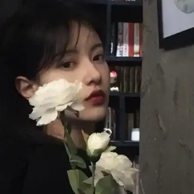 手拿白玫瑰女生头像高清忧郁系女生手拿着一朵玫瑰花头像图片