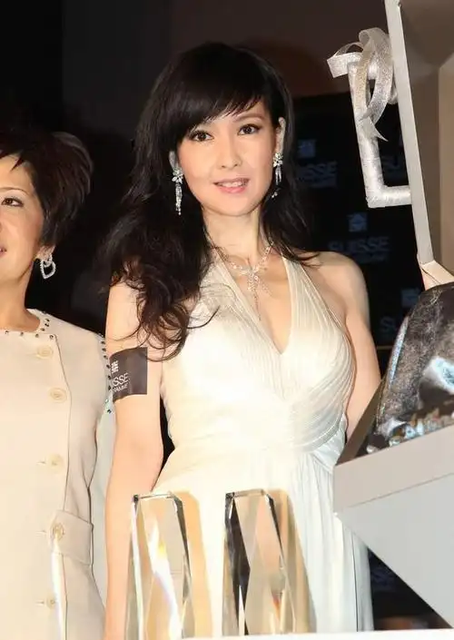 56岁周慧敏近照曝光瘦成火柴人脸部僵硬网友至少老十岁