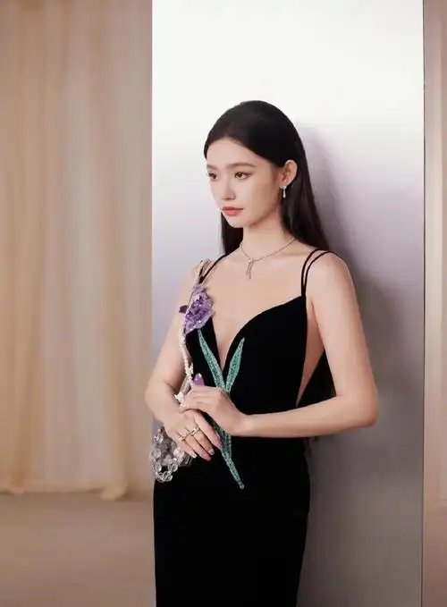 我愿称她为红毯的神,在黑色吊带长裙独特裁剪的映衬下,林允灵动的身材