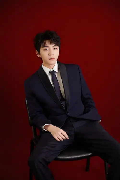 王俊凯百花迎春舞台造型,身穿黑色西装的小凯好正好贵气啊