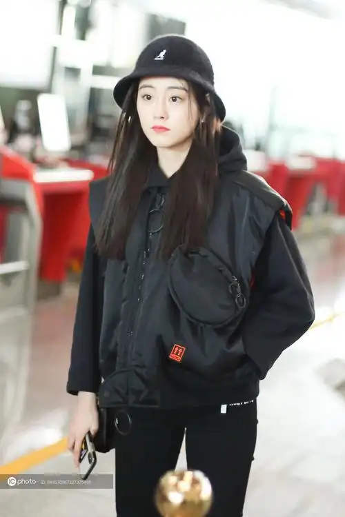 街拍祝绪丹黑色卫衣羽绒背心紧身裤渔夫帽街头个性