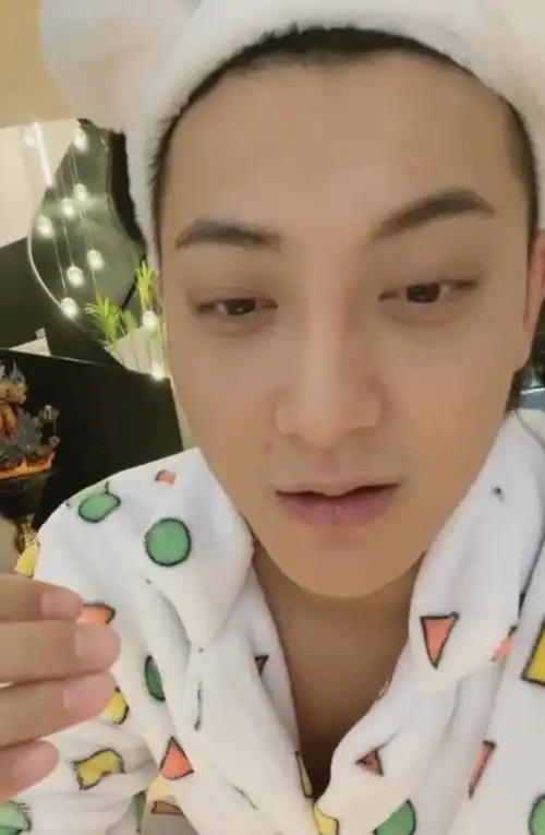 黄子韬因为家太大被吓到秀超大豪宅满屋手办素颜直播眉毛吸睛