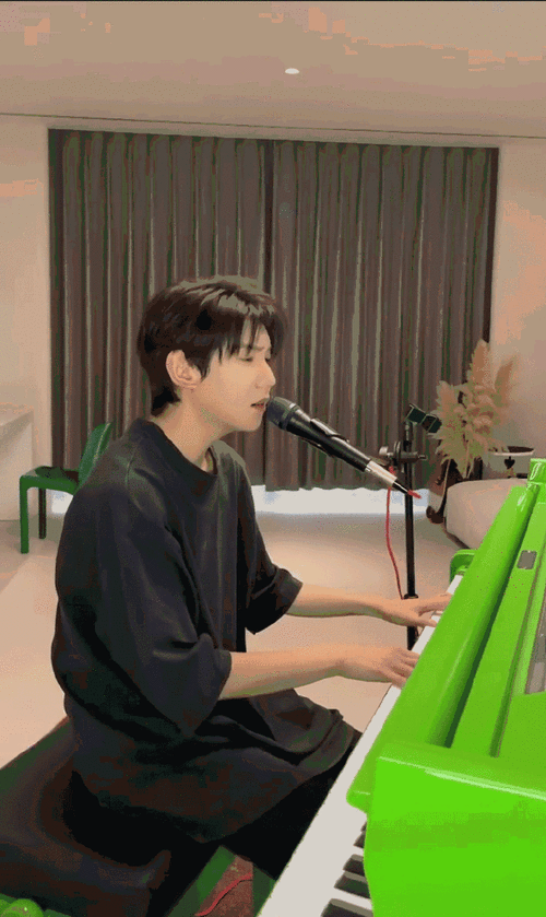 王源钢琴弹唱thewrongthings#今天是钢琴王子源93all black造型