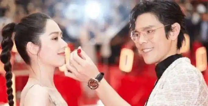 无独有偶,奚梦瑶的豪门之路也是相当坎坷,尽管现在已经结婚了,但之前