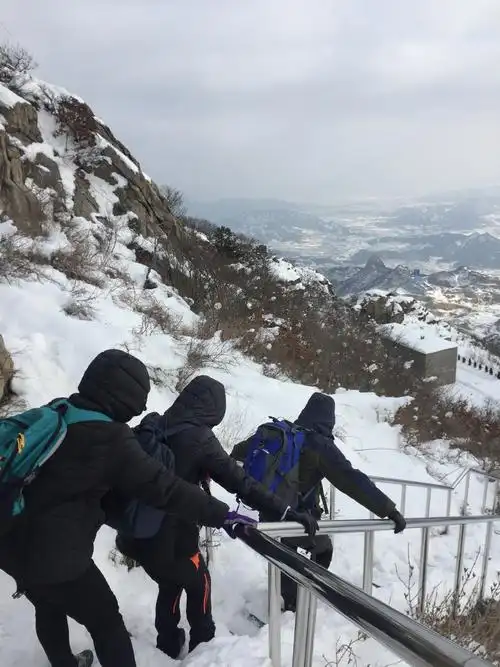 今天算是我们的挑战,五人排成一排,摆出一模一样的姿势