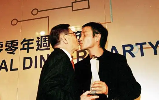 组图:张国荣52张笑脸瞬间之四--怪你过分美丽