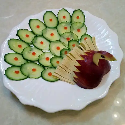彩虹c做的蔬菜拼盘盘饰摆盘(孔雀)