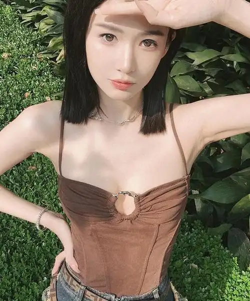 这位长相酷似李易峰前女友的女网红湾湾,据曝料曾和李易峰多次一起在