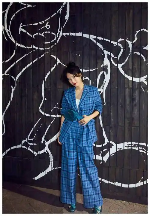 李念穿西装街拍,一扫二嫂子的现实,扎葫芦辫仿佛看到佛系的海藻_身材