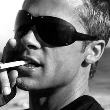 成熟沧桑大叔男人抽烟头像 黑白
