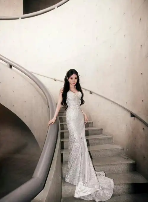 祝绪丹银色美人鱼