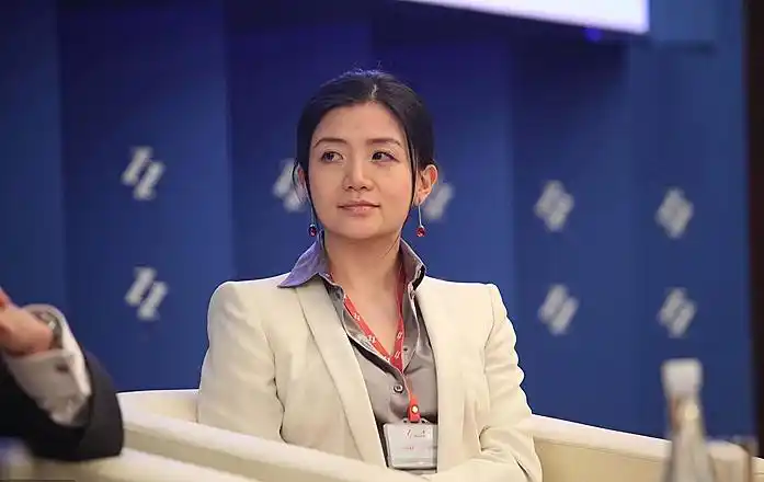 李颖,出生于广东梅州,但因为父母工作的原因,她从小在深圳长大,直到