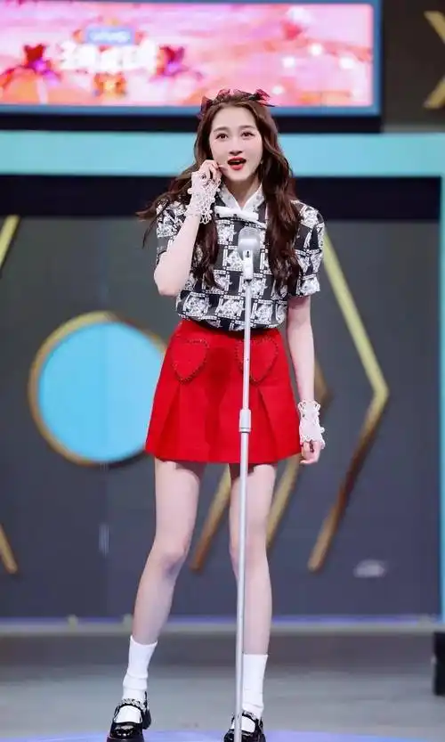 168的迪丽热巴撞上173的关晓彤,两人同框,不是腿长就能赢_鹿晗_活动