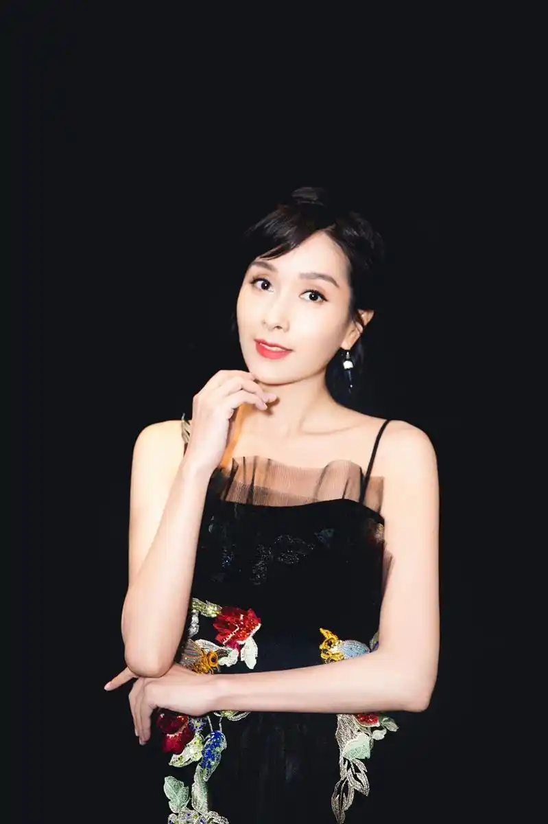 冻龄女神杨恭如优雅迷人活动照图片