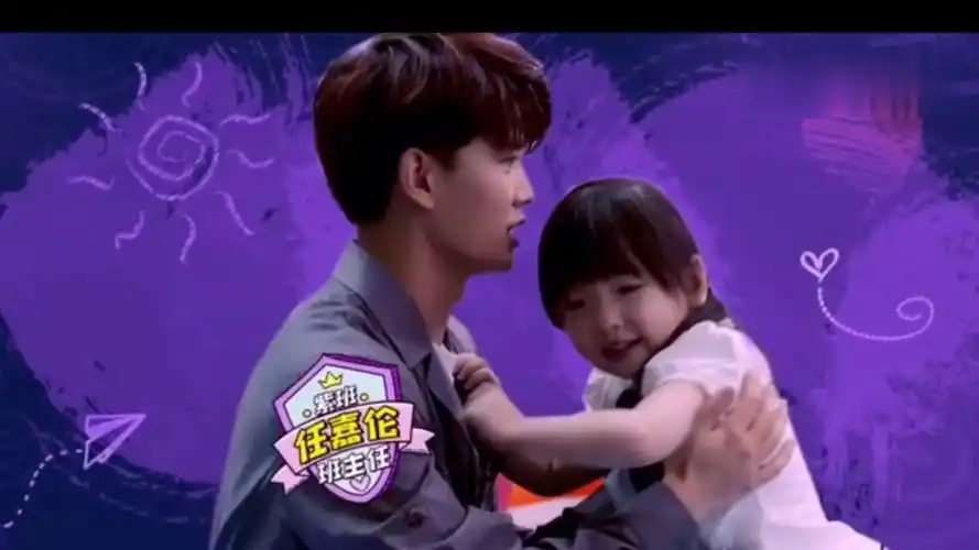 任嘉伦照顾小朋友的样子好暖,好像看到了他在家带孩子的模样