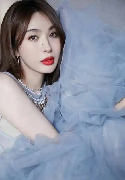 黄晓明前女友李菲儿淡蓝纱裙搭配烈焰红唇,女性韵味太诱人_时尚_舞台