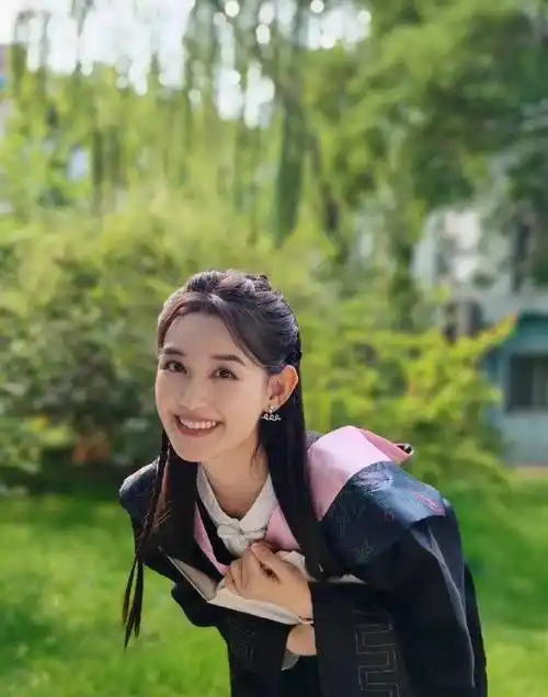 蒋依依晒穿学士服毕业照 与同学合影青春气息满满_照片_学业_知识