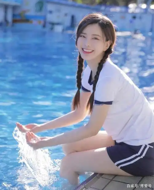 女生穿着衣服游泳,前凸后翘的身材,在水里一览无余! 举报/反馈