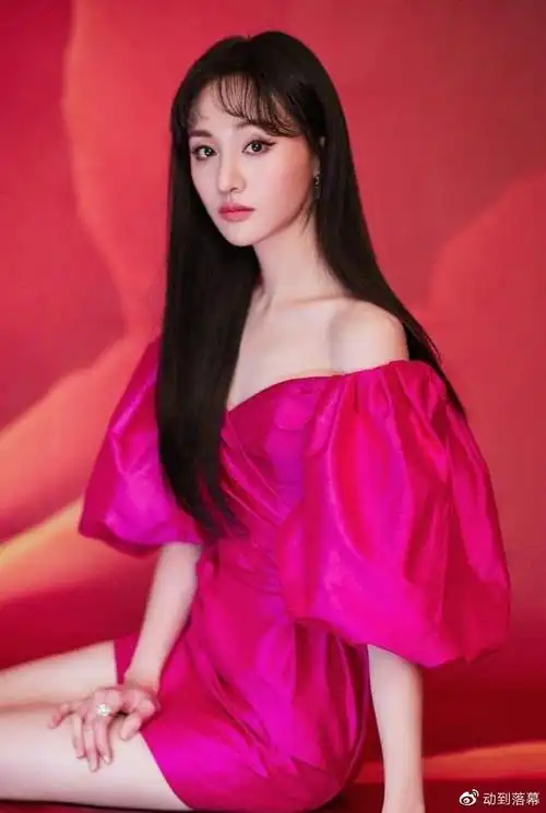 十八岁郑爽空降热搜皮肤白嫩好清纯私下穿搭美照数不清