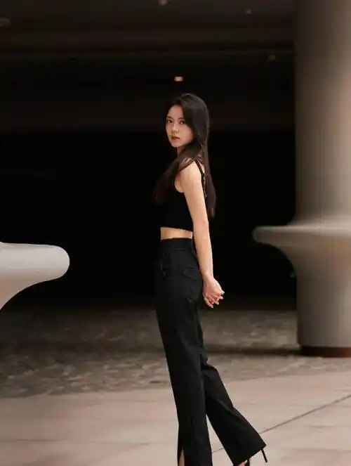 赵今麦变身冷面王室女人,纯黑造型秀腰,黑发丝巾如瀑布,对比强烈_黑色