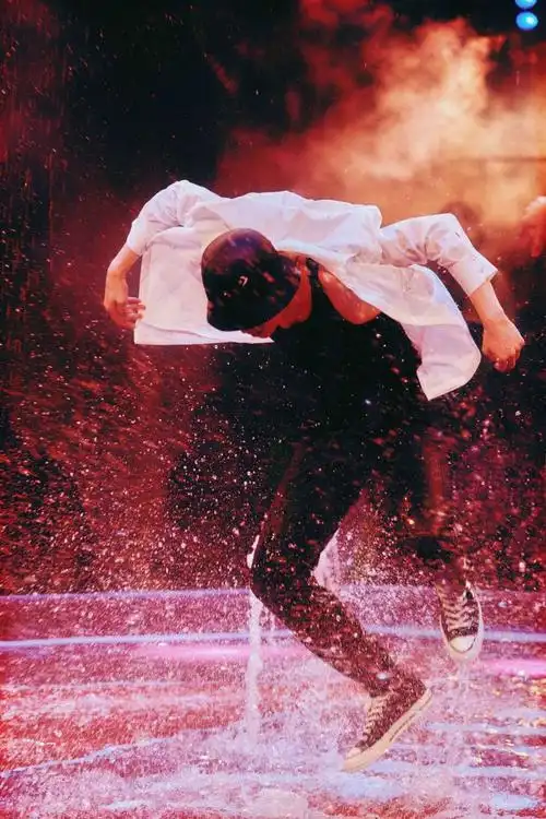 张艺兴街舞3莲花水舞台惊艳上线直男挑战综艺感爆棚