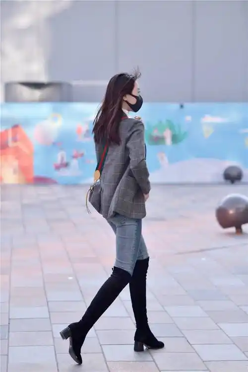 紧身牛仔裤搭配过膝长靴挑身材的服装搭配一般人不敢尝试