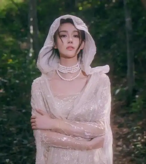 张馨予穿白色婚纱礼衣漫步山野林间 恰似神女降临 大气美艳