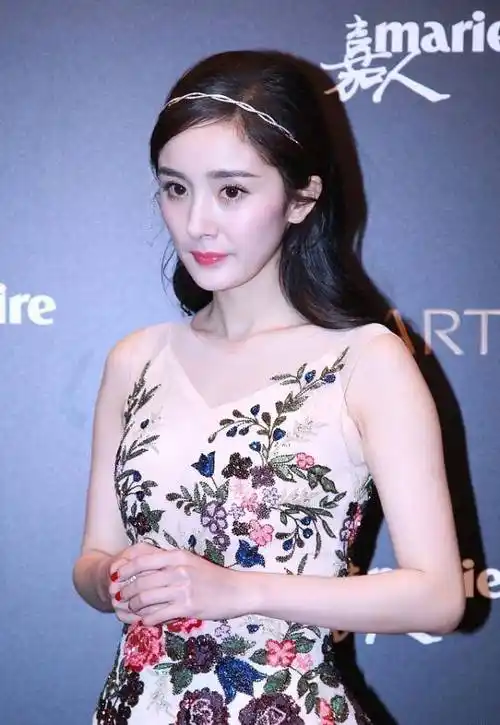 杨幂身材真好穿无袖裙一点赘肉也没有这身材哪像生过孩子的人