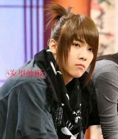 男生 斜刘海扎马尾辫发型