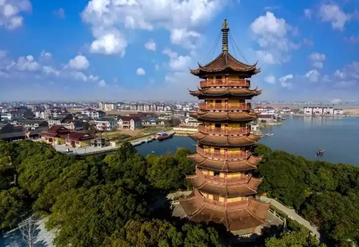 vietbqrp">莲泗荡风景区位于王江泾镇莲泗荡北岸,是国家aaa级旅游景区