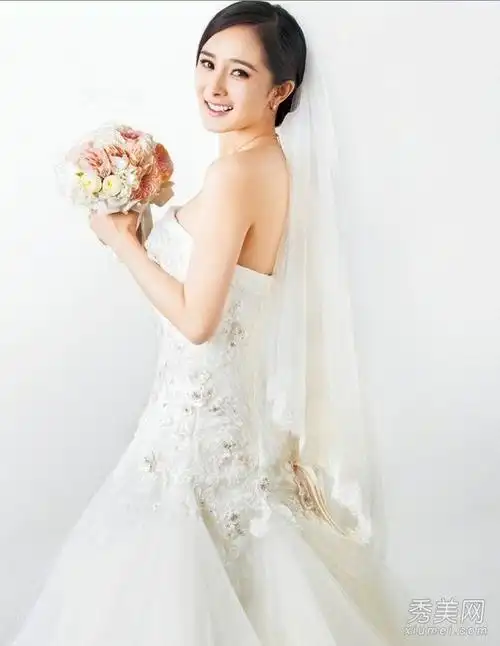 杨幂深v裸肩 穿白色婚纱拍写真(5)【图】