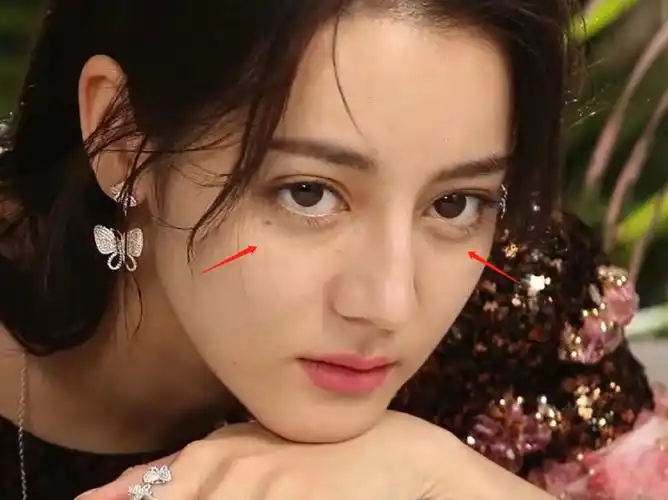 在另一张低头照中,热巴眼部的细纹,法令纹十分抢镜,虽有厚重的粉底