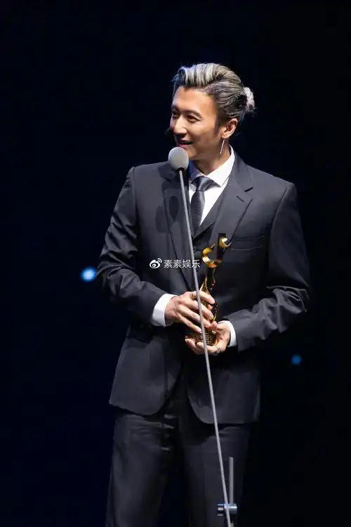 谢霆锋穿西服亮相上海,扎小辫子戴墨镜,超级像父亲谢贤