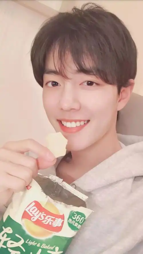 肖战壁纸图片高清笑容,肖战治愈笑壁纸