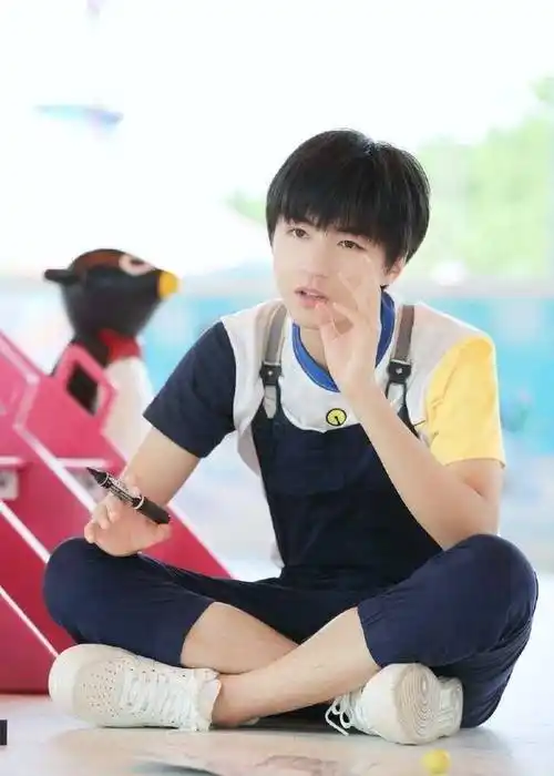 tfboys王俊凯绝对是最佳男友,王三岁太可爱了!_姿势_过山车_娃娃