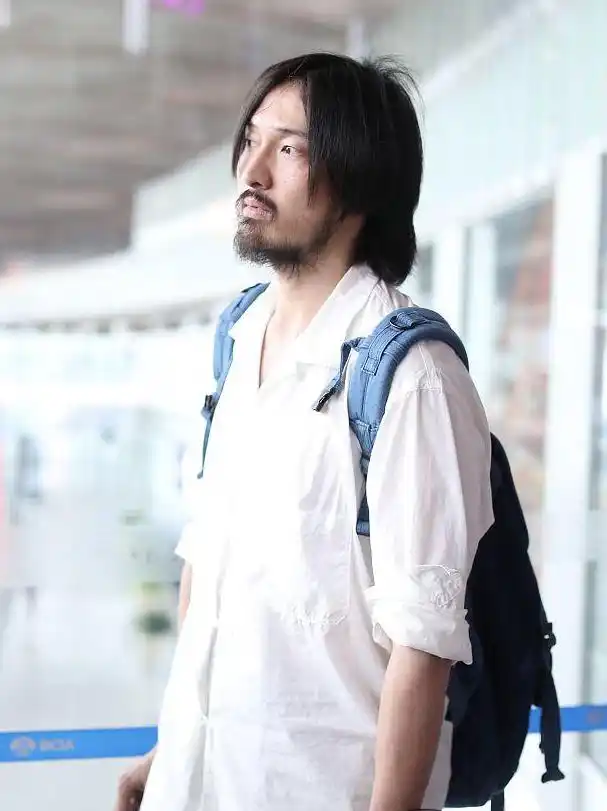 放飞自我王传君素颜现身机场胡子拉碴偶像包袱全无