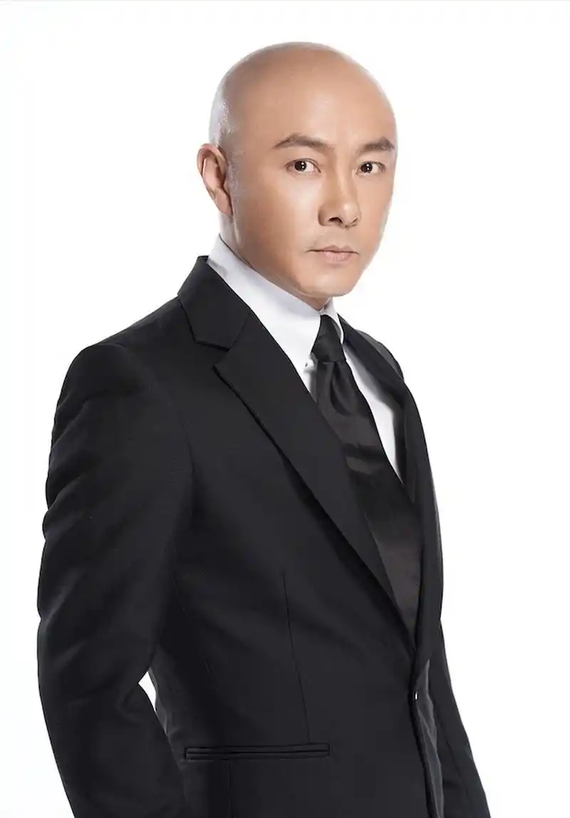 近日,演员张卫健在社交媒体上分享了一组近照,引发了网友的热议.