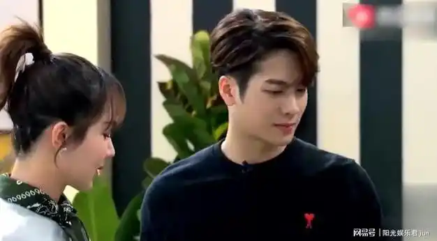 何炅安排杨紫与王嘉尔对视注意看王嘉尔的反应害羞到捶墙