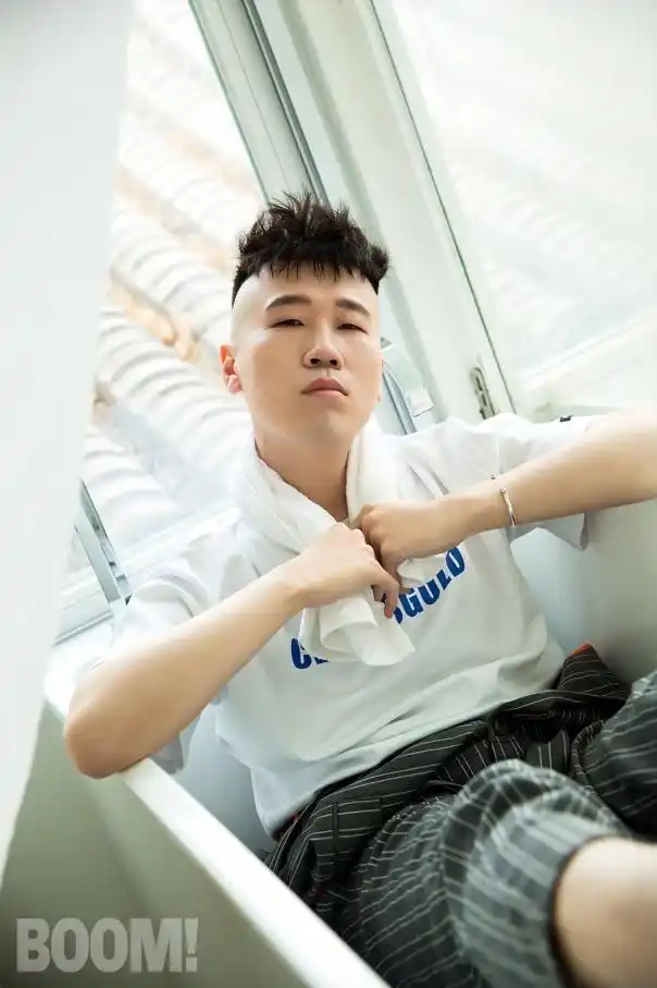 杨九郎初夏街拍 演绎随性由我的自在态度