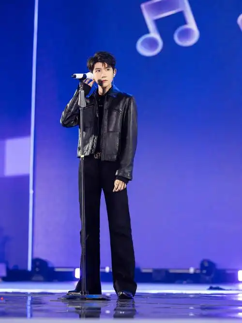 王源领奖照##王源皮衣侧拍