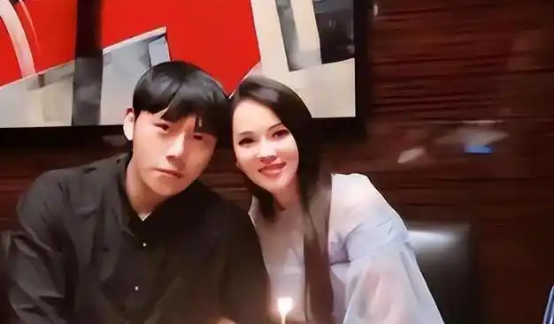 庾澄庆全家出席儿子哈利毕业典礼,现任妻子气质出众,伊能静缺席|记者