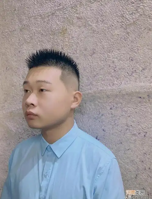 对于喜欢干净利落的男士 , 也可以在短寸头的基础上做一些改变 , 这样