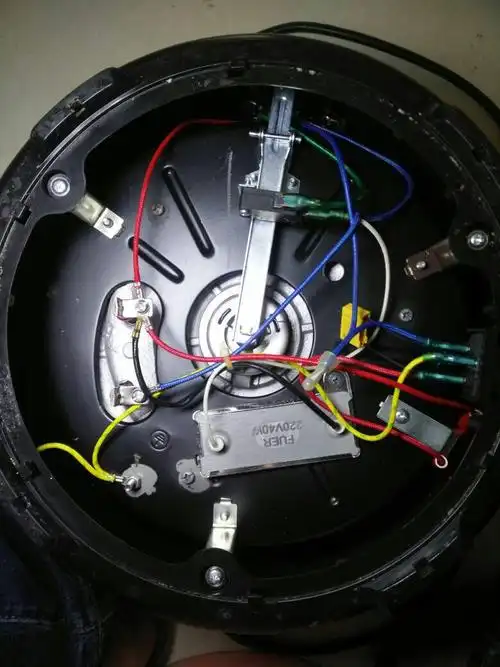 电饭锅坏了,刚才饭快煮熟时,嘭的一声,火花都蹦出来了,现在只能保温灯